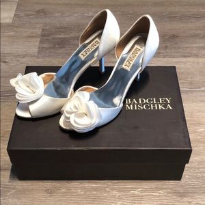 NWOT Badgley Mischka Flower Pumps